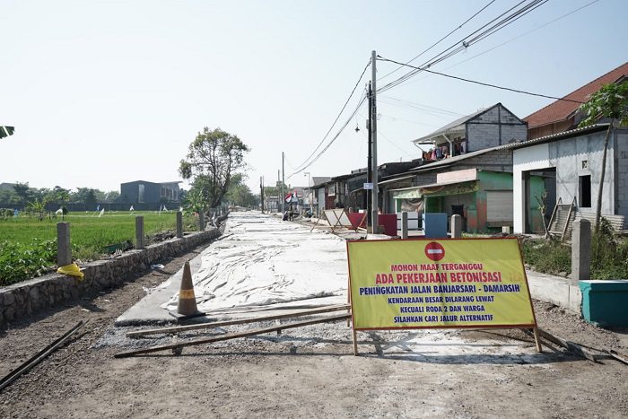 Proyek betonisasi ruas jalan Desa Banjarsari - Damarsi, tahap pengecoran pondasi lapis bawah.