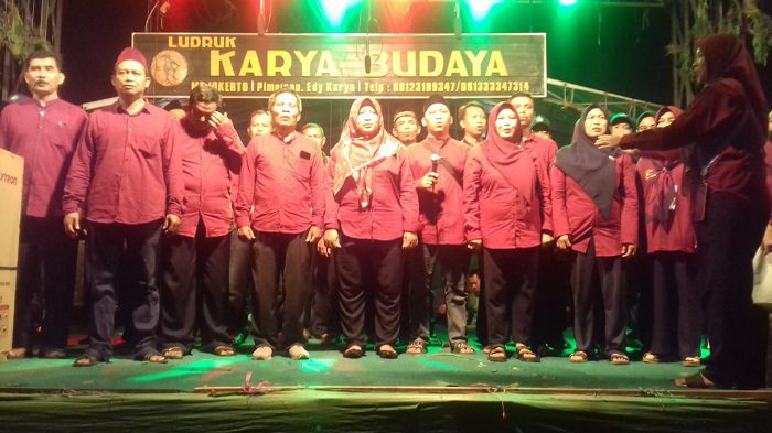 Kepala Desa Kedungsugo, Haji Sutikno foto bersama jajaran Forkopimka Prambon.