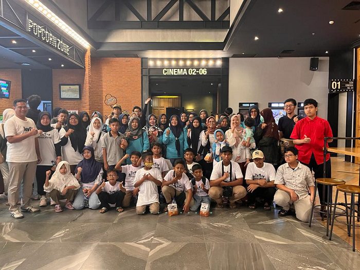 Pemdes Yosowilangun, Manyar, Gresik Nobar bersama anak yatim.(blok-a.com/ivan)