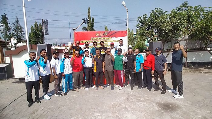 Olahraga bersama tiga pilar di halaman Polsek Jetis, Mojokerto. (dok. humas Polresta Mojokerto for blok-a.com)