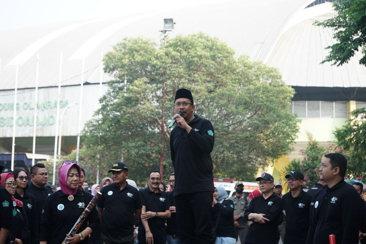 Bupati Sidoarjo Ahmad Muhdlor Ali, saat memberi arahan pada acara Jalan Sehat dan Dance Competition Remaja Millenial Cegah Stunting memperingati Hari Kesehatan Nasional/HKN ke 59 tahun 2023 di gelar di GOR Sidoarjo.