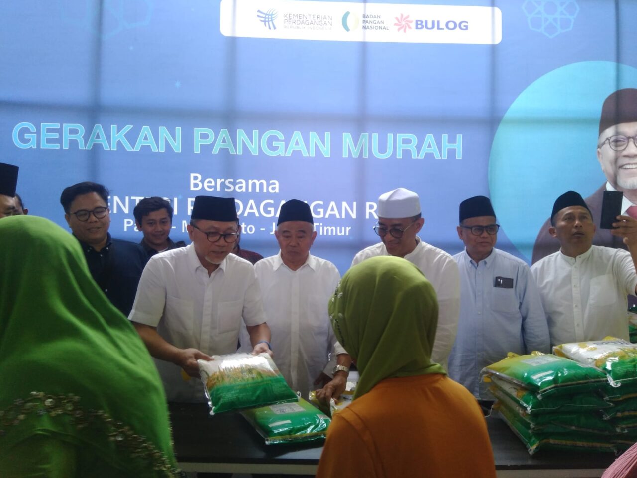 Menteri Pedgangan RI Zulkifli Hasan menyerahkan bantuan beras kepada masyarakat sekitar Di Universitas Islam KH Abdul Chalim Pacet.(blok-a.com/Syahrul)