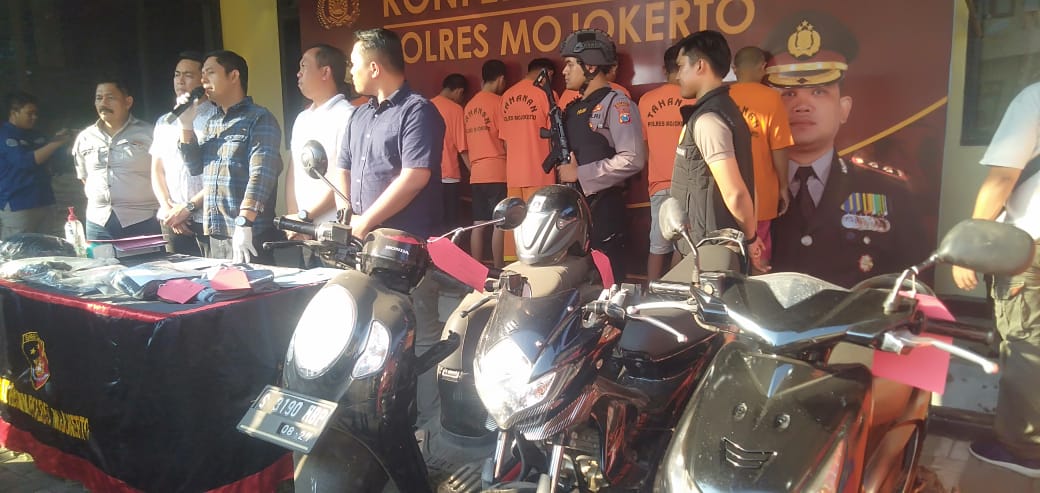 Pelaku pencurian kendaraan bermotor berhasil diamankan di Mapolres Mojokerto.(blok-a.com/Syahrul)