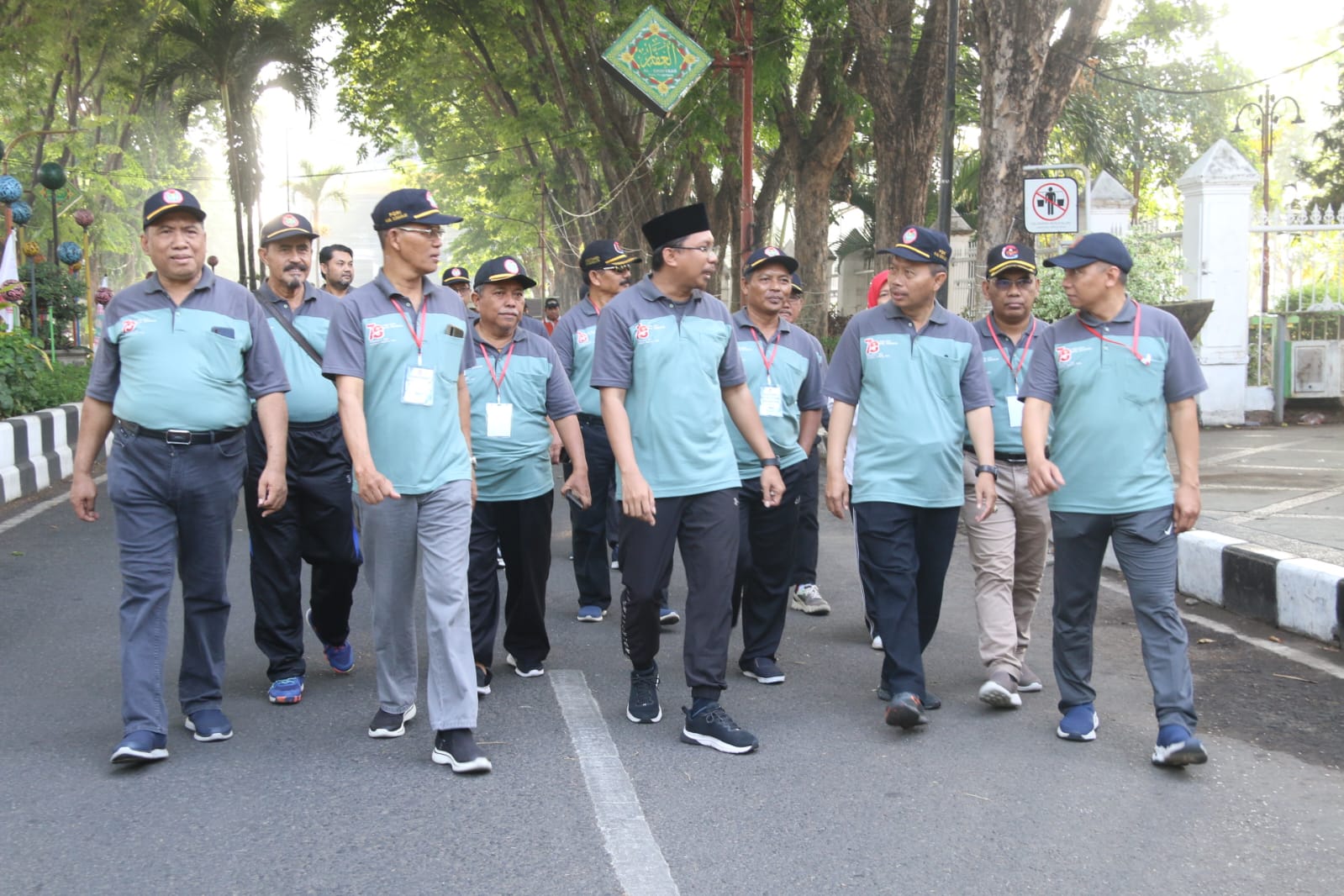 Bupati Sidoarjo Ahmad Muhdlor Ali, Kepala Dinas Pendidikan Kabupaten Sidoarjo Tirto Adi, Ketua PGRI Sidoarjo, Edy Wuryanto serta jajaran pengurus PGRI Sidoarjo, saat mengikuti jalan sehat pada acara peringatan HPN dan HUT PGRI ke 78
