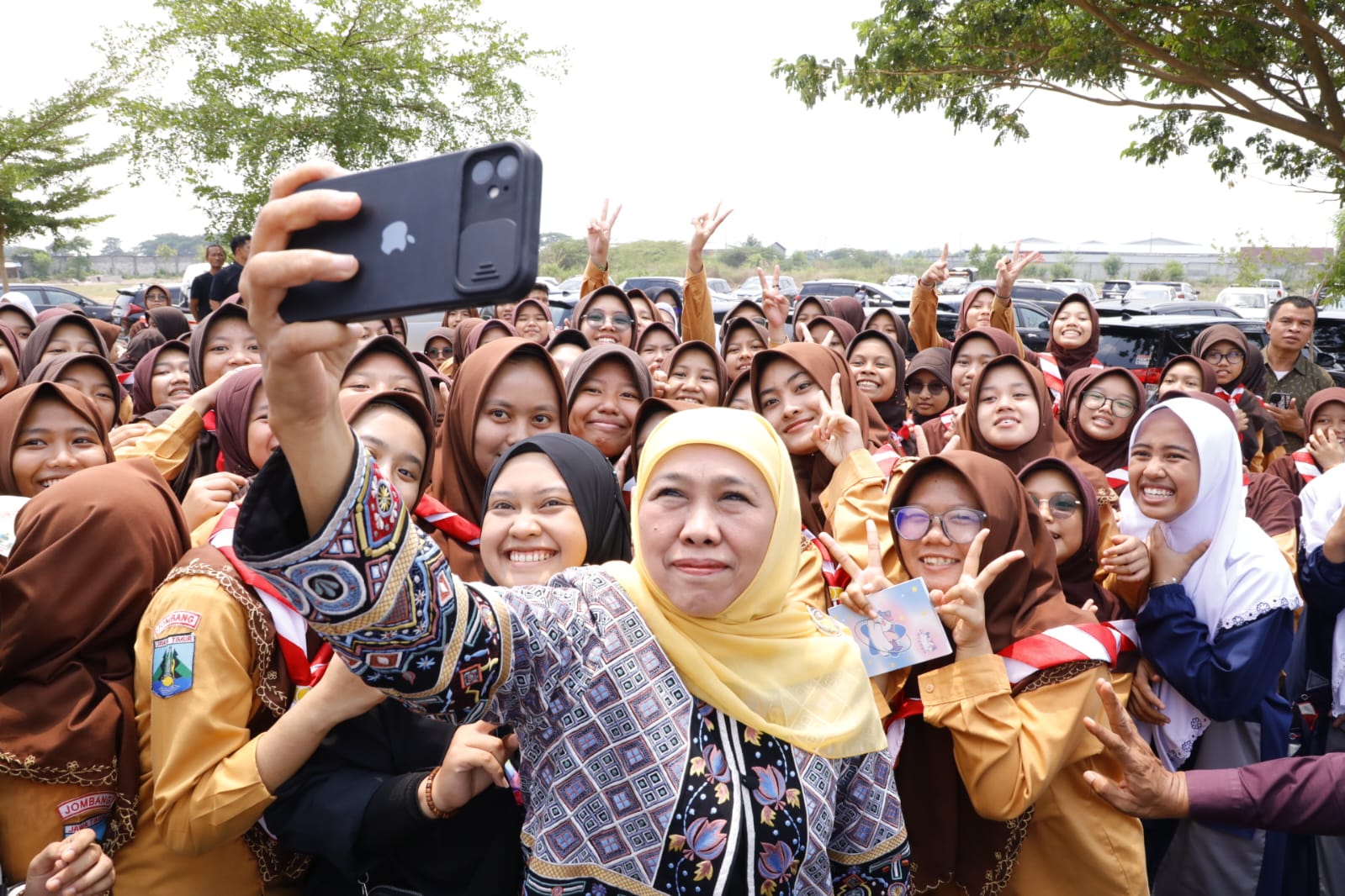 Teks foto 1: Gubernur Khofifah meresmikan Madrasah Tsanawiyah (MTs) Sains Salahuddin Wahid Pesantren Tebuireng Putri Kesamben Jombang. (Dok.kominfo for blok-a.com)