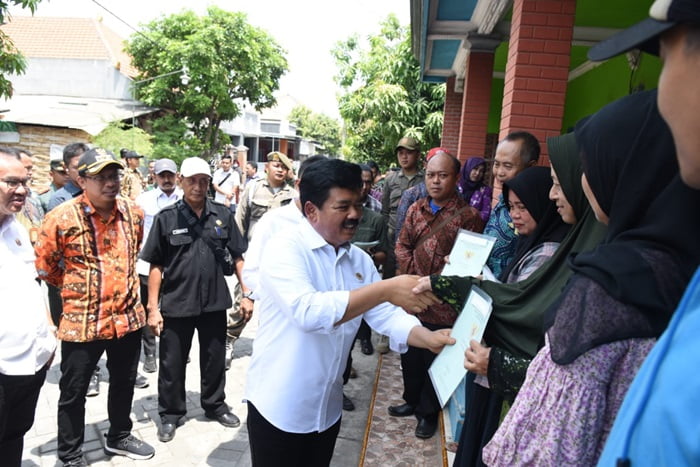 Menteri Agraria dan Tata Ruang/Kepala Badan Pertanahan Nasional (ATR/BPN), Hadi Tjahjanto, saat membagikan sertipat kepada warga korban Lumpur lapindo Desa Kedungsolo Kecamatan Porong.
