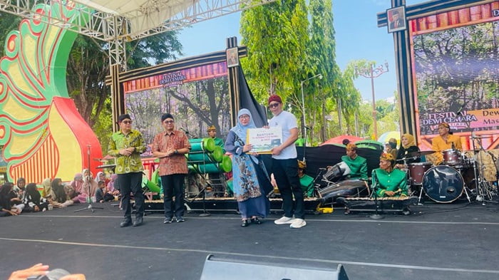 Wabup Sumenep Dewi Khalifah bersama Sekdaprov Jatim saat berikan penghargaan di Festival Dewi Cemara.