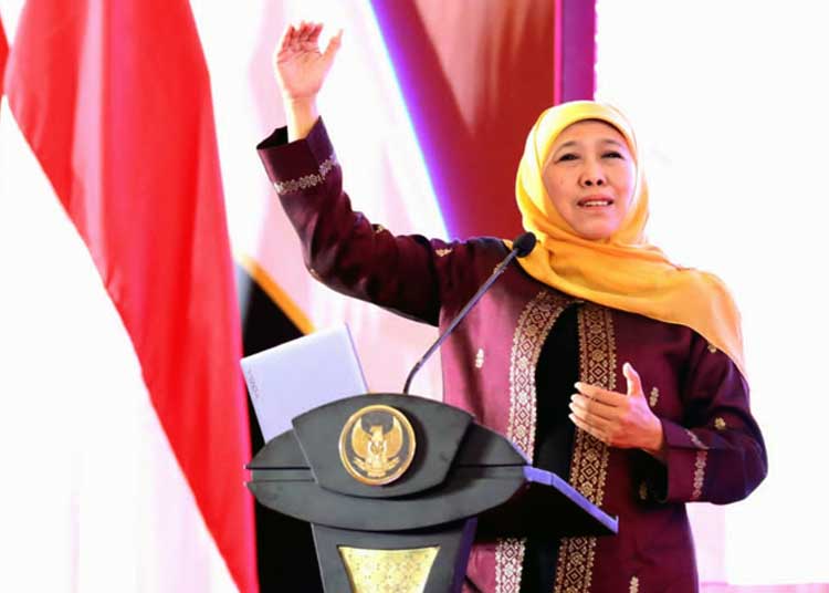 Gubernur Khofifah Indar Parawansa di atas podium (blok-a.com)