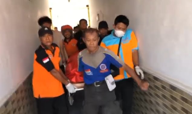 Evakuasi Jenazah korban di hotel Wonokerto oleh sejumlah relawan.(blok-a.com/Syahrul)