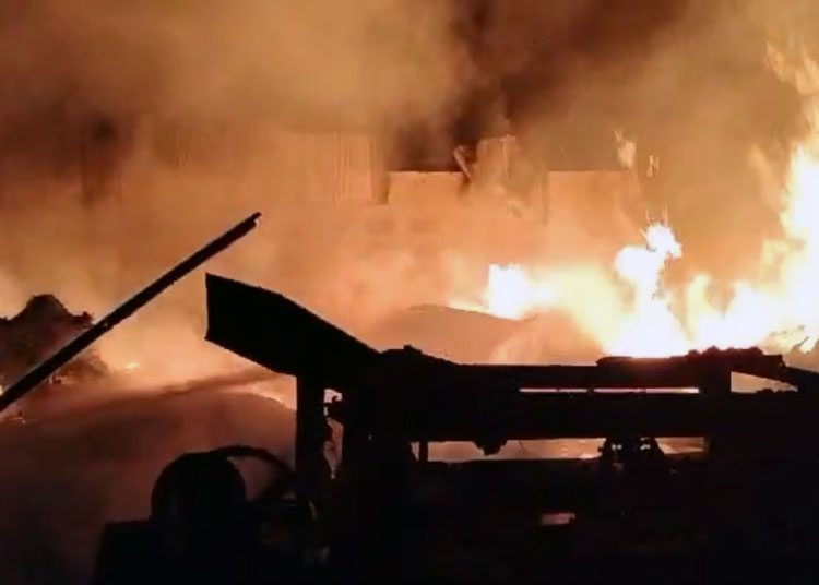 Kebakaran gudang pengecoran Aluminium di Desa Pandansili, Trowulan, Mojokerto.(blok-a.com/Syahrul)