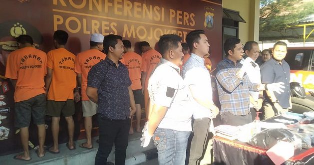Pelaku dan sejumlah barang bukti diamankan di Mapolres Mojokerto.(blok-a.com/Syahrul)