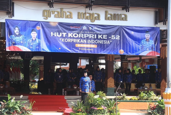 Bupati Mojokerto Ikfina Fahmawati pimpin upacara HUT Korpri ke 52 di halaman Pemkab Mojokerto.(dok. Kominfo Kabupaten Mojokerto for blok-a.com)
