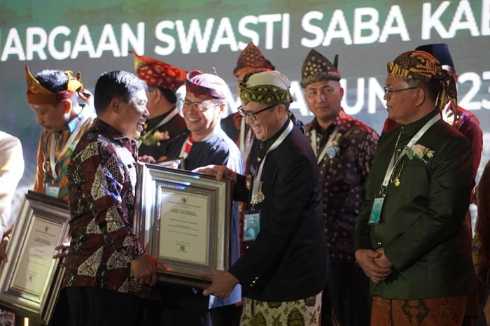 Pj Bupati Bojonegoro Adriyanto menerima penghargaan anugerah Kab/Kota Sehat Tahun 2023 Tingkat Nasional.