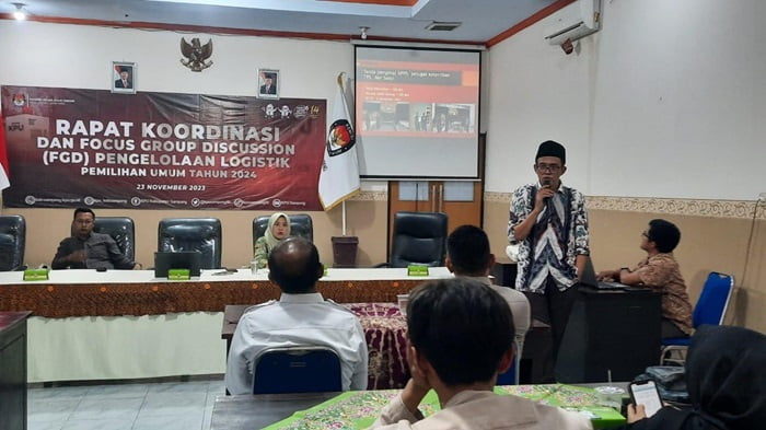 Ketua KPU Sampang Addy Imansyah, SH., MH Saat Memaparkan FGD di Kantor KPU (blok-a.com/Syafie)