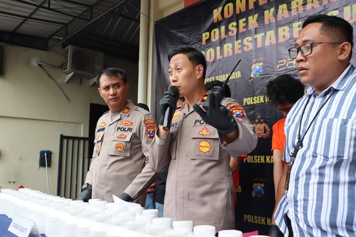 Puluhan botol berisi ribuan butir pil koplo diamankan di Polrestabes Surabaya.(dok. Polrestabes Surabaya)