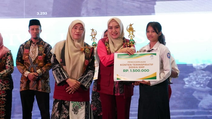 Ketua Tim Penggerak PKK Kabupaten Sidoarjo Hj. Sa'adah Ahmad Muhdlor, saat foto bersama salah satu siswi penerima penghargaan konten terinspiratif tingkat siswa SMP.