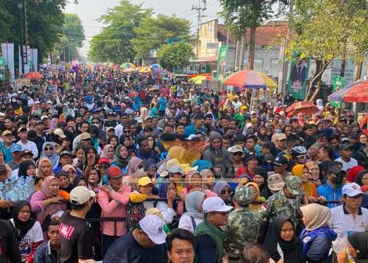 Massa yang tumpah ruah mengikuti acara Mlaku Bareng AMIN, jalan sehat bersama pasangan Capres/Cawapres Anies Baswedan/Abdul Muhaimin Iskandar