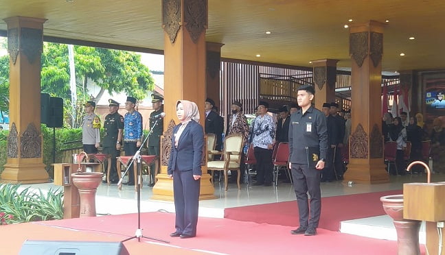 Wali Kota Mojokerto Ika Puspitasari pimpin upacara peringatan hari PGRI dan HGN 2023.(blok-a.com/Syahrul)