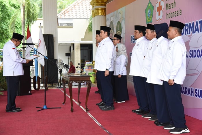 Ketua PMI Provinsi Jawa Timur, H. Imam Utomo, saat melantik Dewan Kehormatan dan Pengurus PMI Kabupaten Sidoarjo masa bakti 2023 - 2028) di Pendopo Delta Wibawa.