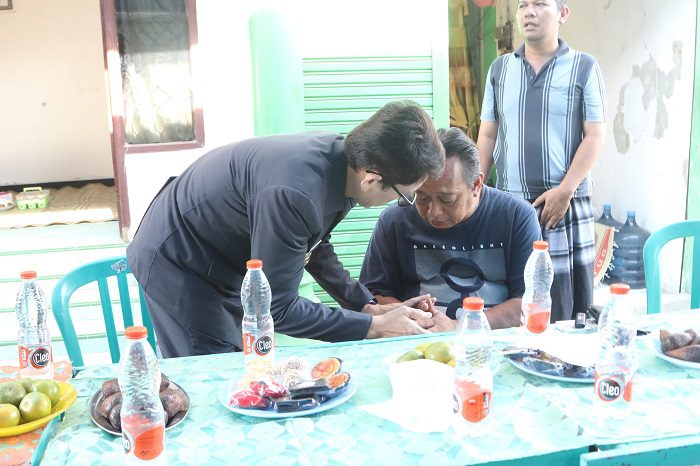 Pj Bupati Bojonegoro Ardiyanto sedang berkunjung di rumah duka pemuda yang tewas usai tersambar petir saat tanding di stadion Letjen Haji Sudirman Bojonegoro.