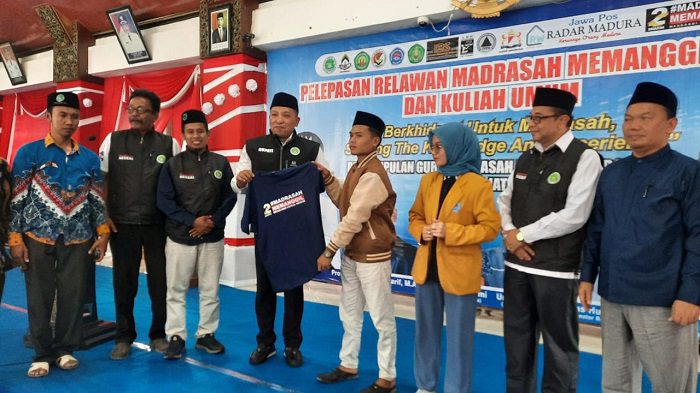 Relawan Madrasah Memanggil menyerahkan cinderamata kepada Bupati Sampang H. Slamet Junaidi.(blok-a.com/Yusuf)