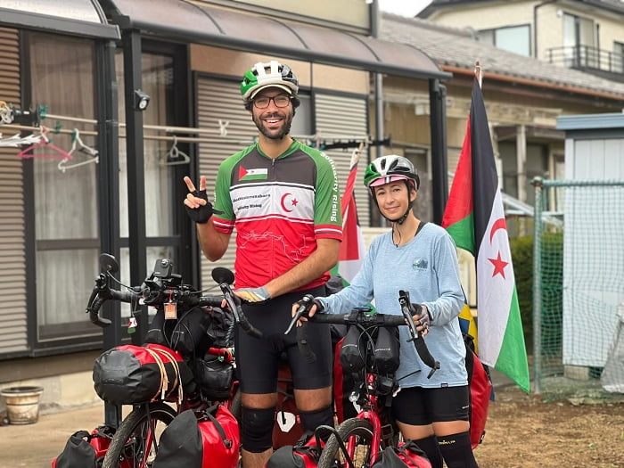 Benjamin dan Sanna bersama sepeda angin yang mereka gunakan keliling dunia.