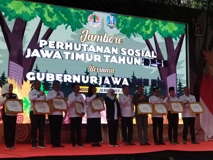 Gubernur Jawa Timur Khofifah Indar Parawansa foto bersama para penerima penghargaan di Trawas, Mojokerto.(blok-a.com/Syahrul)