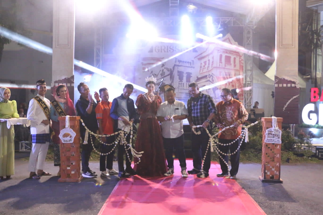 Teks Foto : Bupati Gresik launching ruas jalan terpendek dan Bandar Grisse resmi menjadi Kawasan Sentra Kuliner (blok-a.com/ivan)