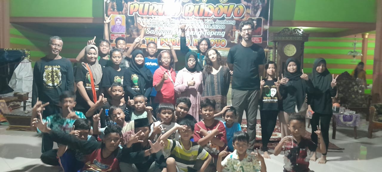 Mampir ke Jombang, Aktivis HAM Asal Swedia Siap Bawa Wayang Topeng Jati Duwur ke Eropa