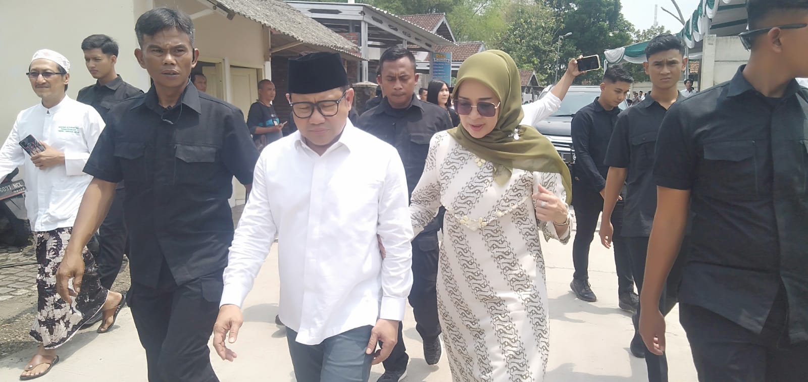 Teks 1: Cak Imin didampingi istri dan rombongan menuju ke makam Ayahandanya.(blok-a.com/Syahrul)