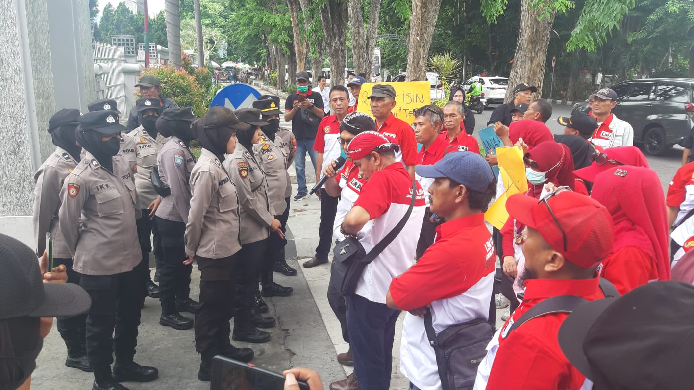 Puluhan penyandang disabilitas, bersama LSM LIRA Sidoarjo, saat melakukan aksi unjuk rasa di depan gedung DPRD Sidoarjo.