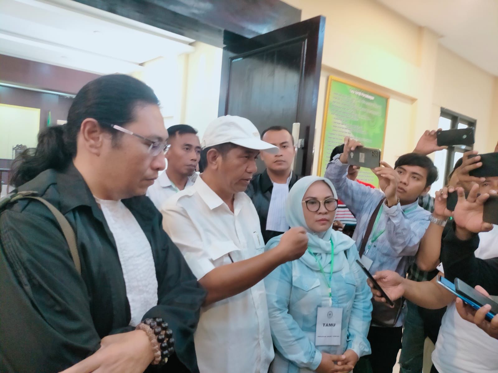 Fauzan Adima (tengah) saat memberikan keterangan pers. (blok-a.com/Yusuf)