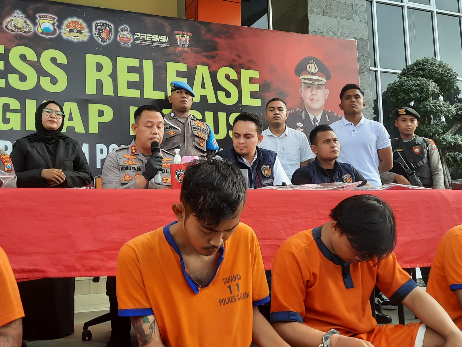 Polres Gresik gelar press rilis ungkap kasus pembunuhan di Menganti.(blok-a.com/ivan)
