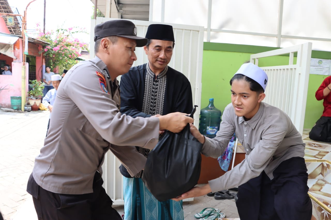 Bakti Sosial Polresta Mojokerto di Ponpes Manarul Huda.(dok. Polresta Mojokerto for blok-a.com)