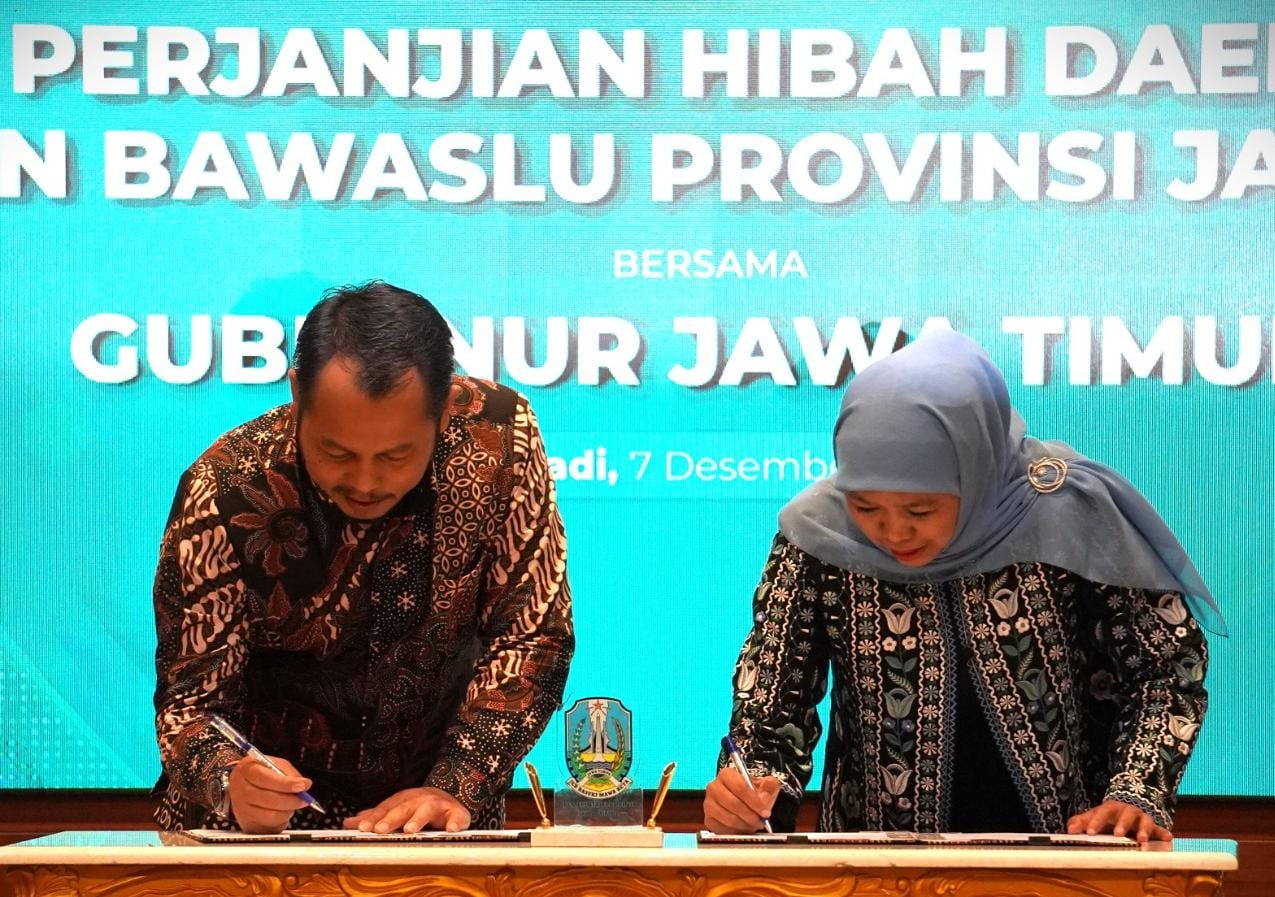 Penandatanganan NPHD oleh Ketua Komisi Pemilihan Umum Provinsi Jawa Timur (KPU Jatim) Choirul Anam, dan Bawaslu dengan Gubernur Jawa Timur Khofifah Indar Parawansa, di Gedung Negara Grahadi, Kamis (7/12/2023) malam.