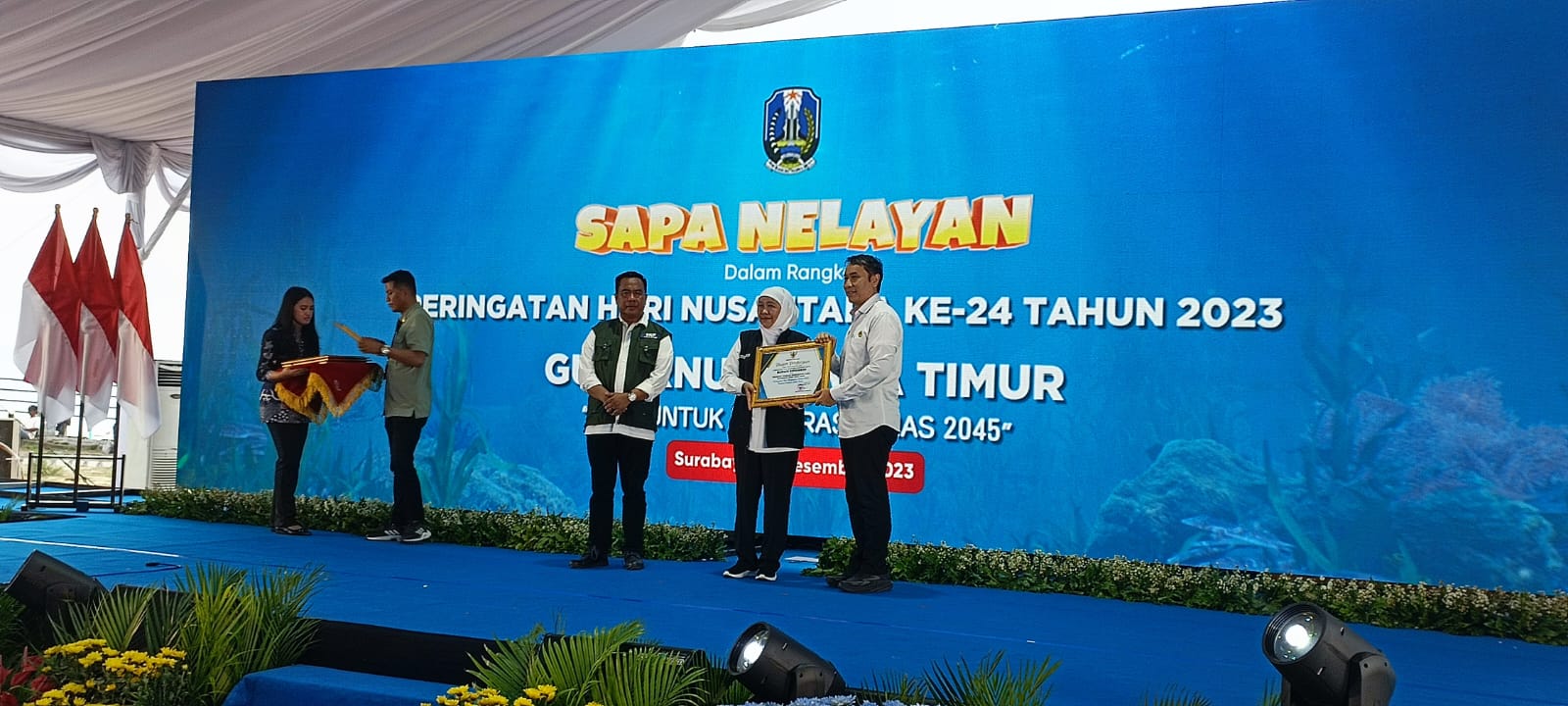 Gubernur Jatim, Khofifah Indar Parawansa, beri penghargaan pada Bupati Sidoarjo, Ahmad Muhdlor Ali, kategori pembina terbaik, CBIB dari Pemprov Jatim di Taman Hiburan Pantai Kenjeran, Surabaya.