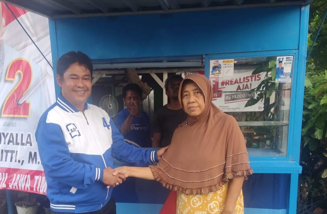 I Made Agus Budiana caleg Demokrat Dapil Gresik 1 menyerahkan rombong usaha ke masyarakat. (blok-a.com/ivn)