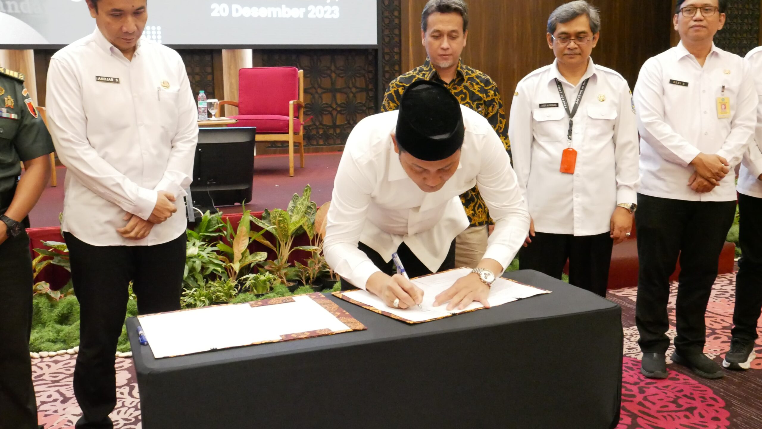 Wakil Bupati Sidoarjo, H Subandi, mendandatangi Rencana Pembangunan Jangka Panjang Daerah (RPJPD) tahun 2025-2045.