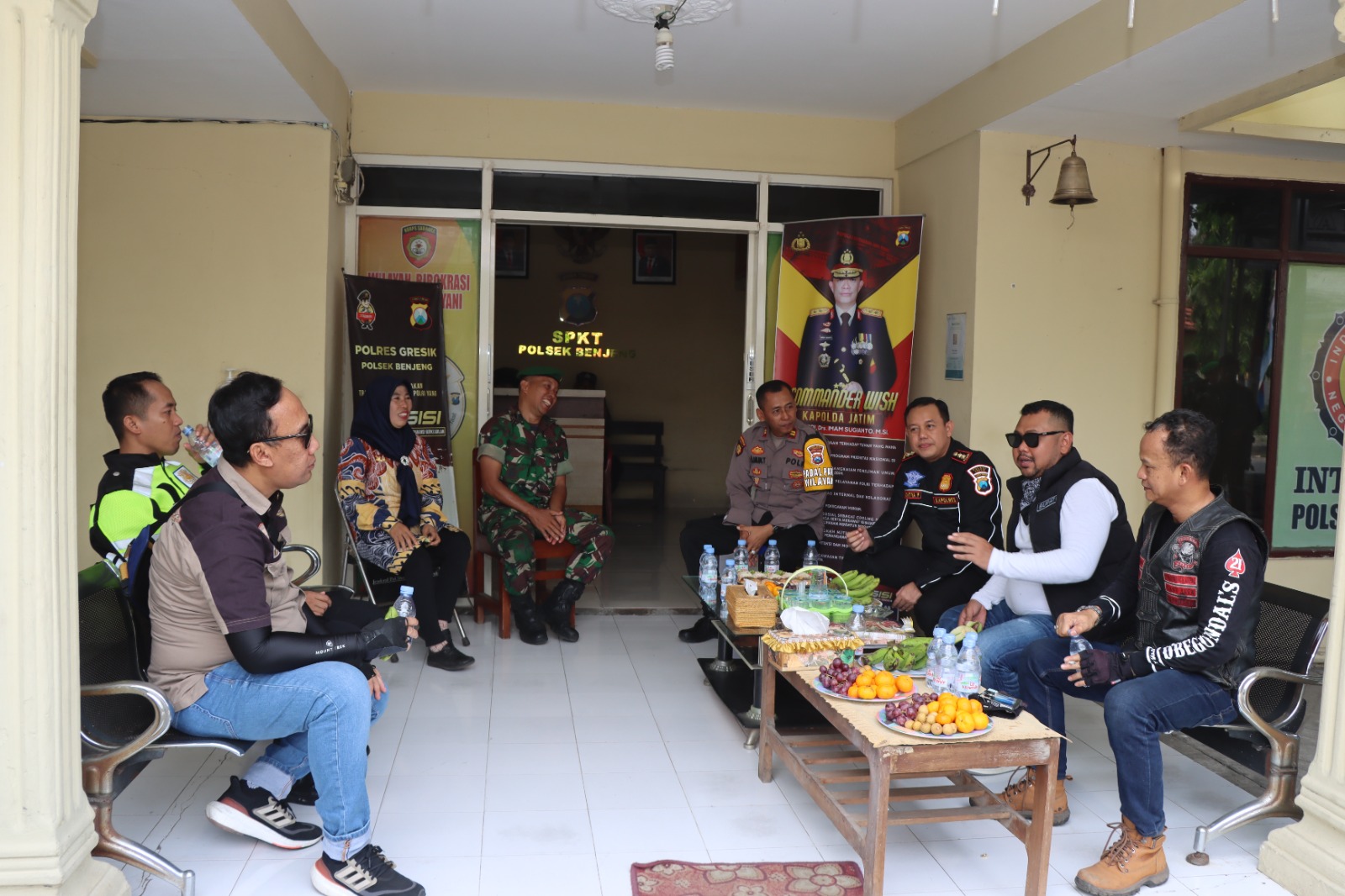 Forkopimda Gresik patroli gabungan meninjau sejumlah pos keamanan.