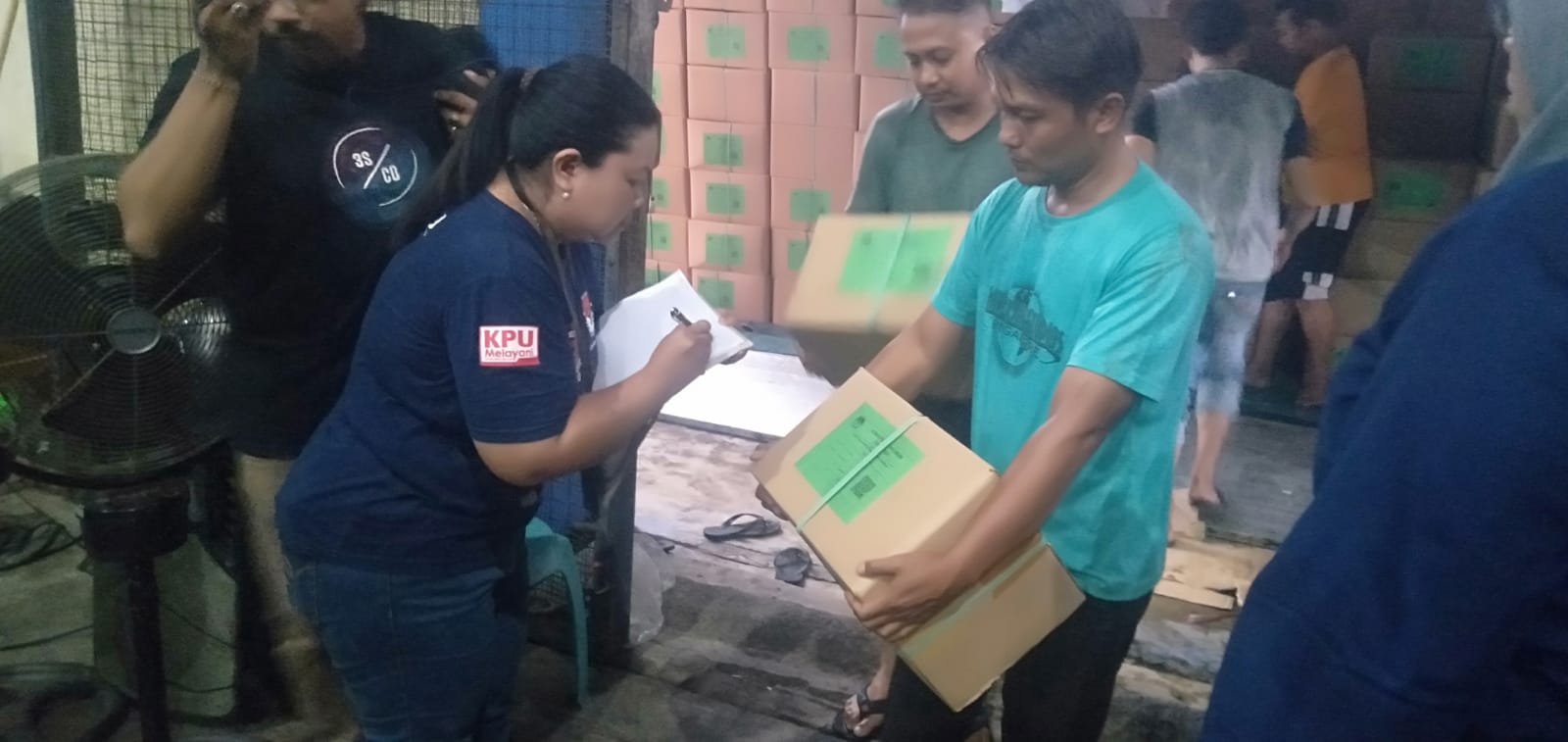 Penerimaan surat suara pemilu untuk DPRD Kabupaten Mojokerto di gudang Bulog, Sooko, Kabupaten Mojokerto.(blok-a.com/syah)