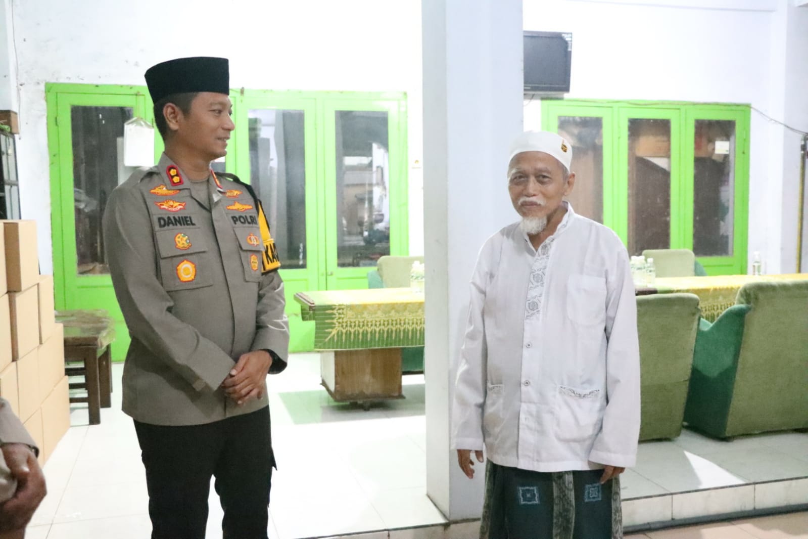 Kapolresta Mojokerto saat silaturahmi dengan pengasuh pondok pesantren Sabilul Muttaqin.(dok. Polresta Mojokerto for blok-a.com)