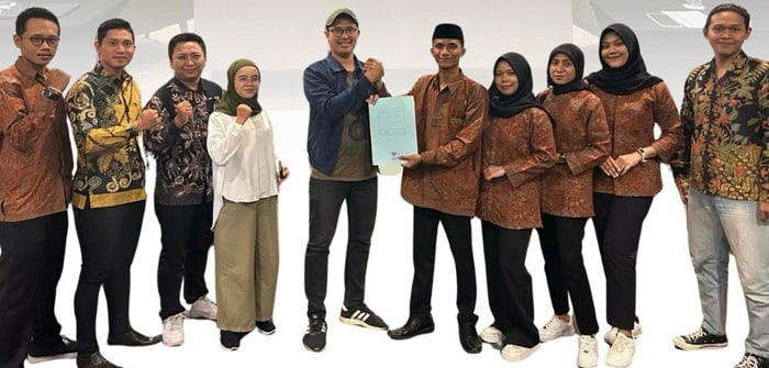 Abdur Razak (batik tengah) terima mandat sebagai Ketua Umum FPP Jatim Periode 2023-2026. (blok-a.com/Yusuf)