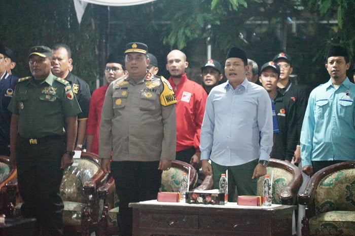 Wabup Sidoarjo, H. Subandi, Wakapolresta Sidoarjo, Kasat Pol PP. Yani Setyawan, Kadis Perhubungan Sidoarjo Benny, saat foto bersama pada gelar apel siaga pengawasan Pemilu 2024 di Museum Empu Tantular.