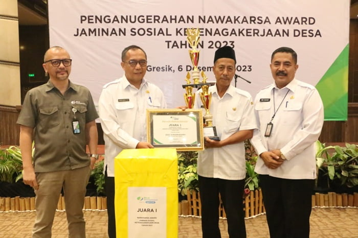 Sekretaris Daerah Kabupaten Gresik Achmad Washil menyerahkan penghargaan kepada BPJS ketenagakerjaan cabang Gresik (blok-a.com/ivan)