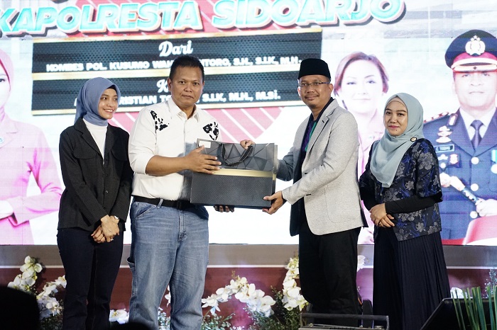 Bupati Sidoarjo, Ahmad Muhdlor Ali, bersama istri, saat foto bersama AKBP Christian Tobing, bersama istri.