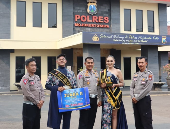 Duta Lalu Lintas Polresta Mojokerto 2023 foto bareng Kasat Lantas Polresta Mojokerto AKP Sudirman.(dok. Polresta Mojokerto for blok-a.com)