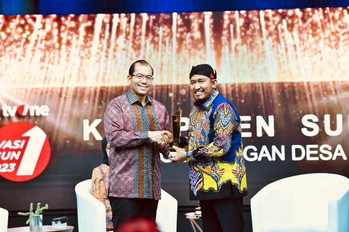 Bupati Sumenep Achmad Fauzi Wongsojudo saat Menerima Penghargaan