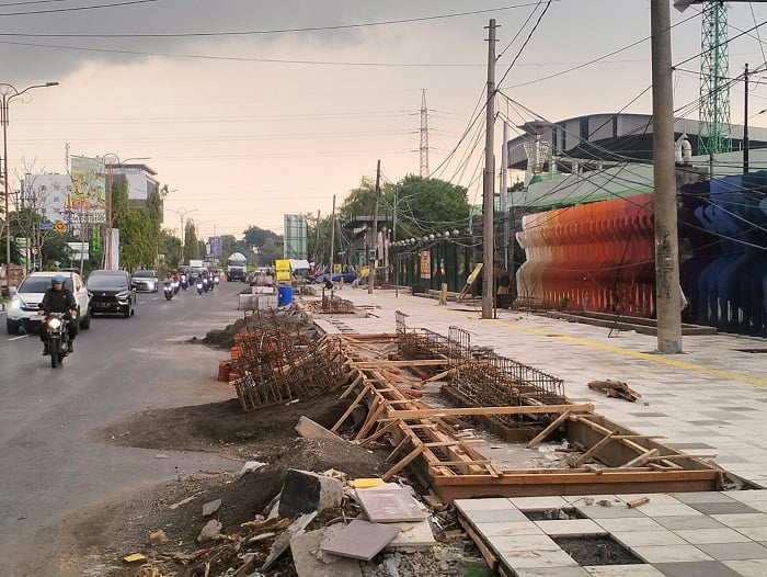 Kondisi proyek revitalisasi trotoar GOR Delta Sidoarjo.