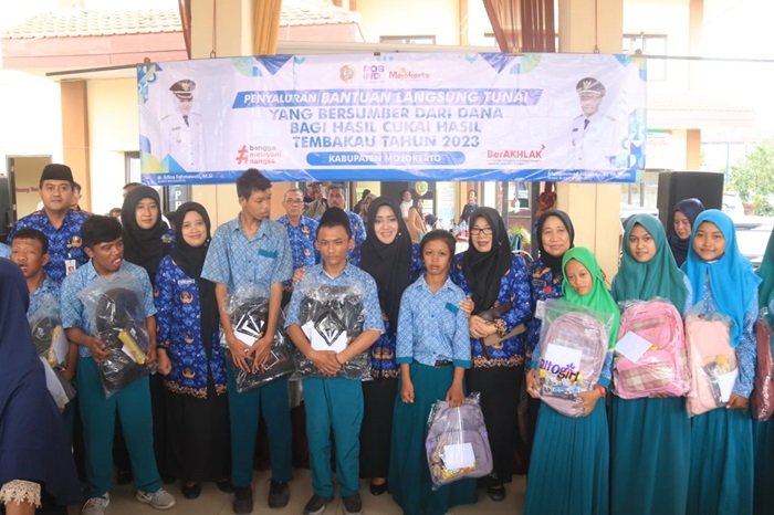 Bupati Mojokerto Ikfina Fahmawati foto bersama para disabilitas penerima bantuan.(dok. Kominfo kabupaten for blok-a.com)