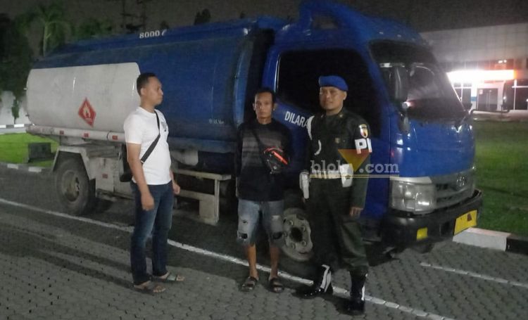 Serah terima barang bukti dan berita acara penangkapan di Mako Subdenpom V/4 Gresik kepada Unit Tipiter Polres Gresik. (blok-a.com/ivan)